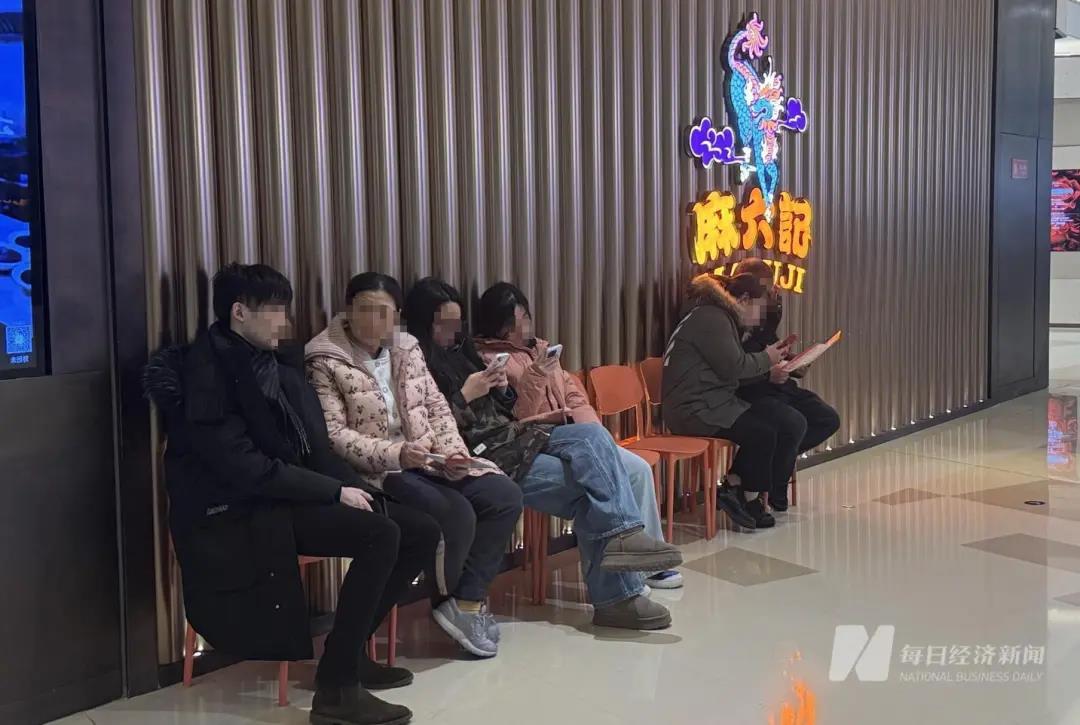 张兰封号后 麻六记部分门店客流未受影响 